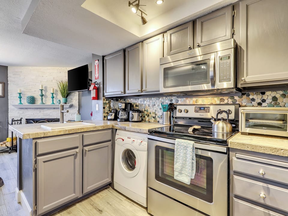 Kitchen Kitchen Stainless Steel Refrigerator, Microwave/Range, Electric Stove/Oven, Upgraded Cabinetry, Combination Washer/Dryer, Coffee Maker, Crock Pot, Blender, Upgraded Countertops & Backsplash