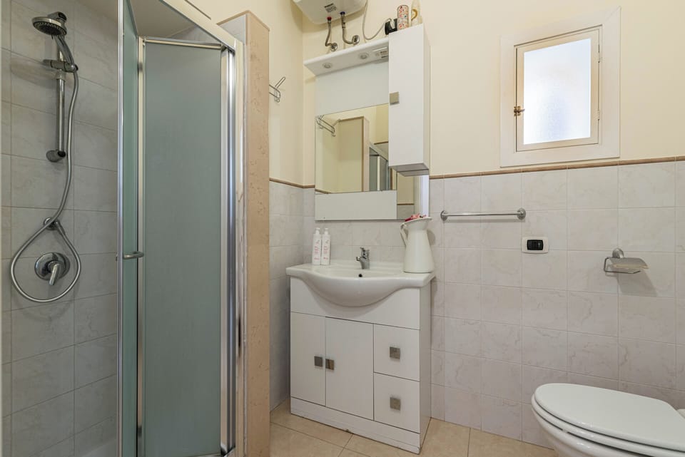 Apartment | Bathroom | Shower, hair dryer, bidet, towels
