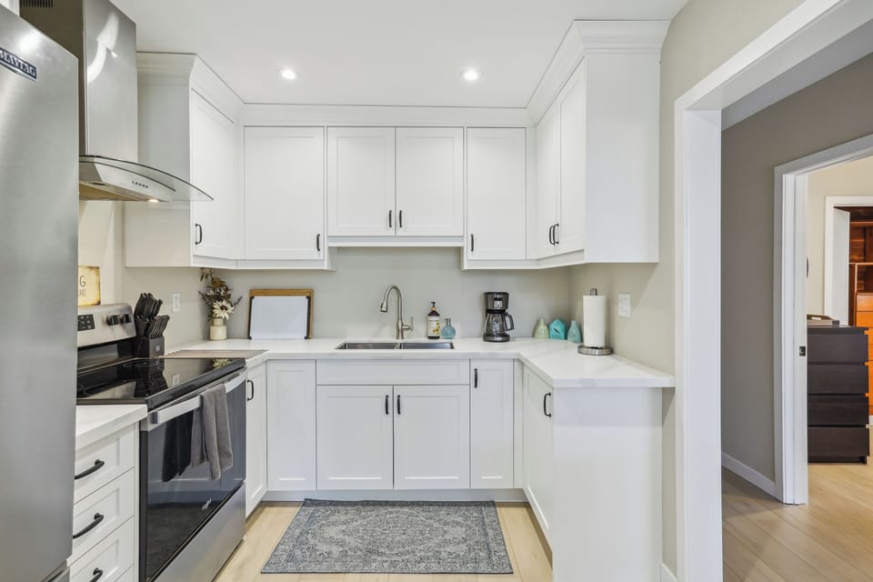Step into the heart of the home—our fully equipped kitchen. 