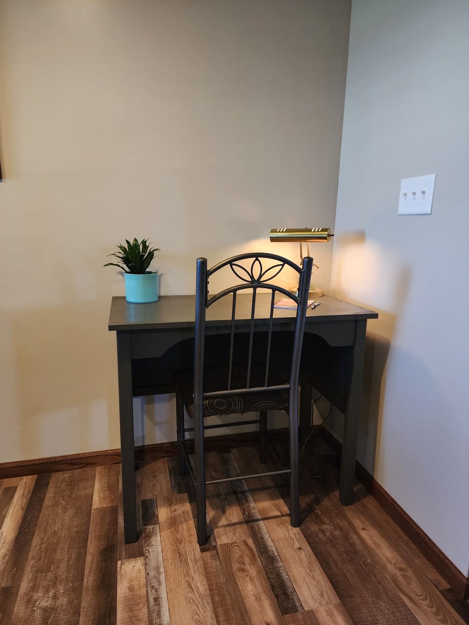 Workspace w/WiFi & outlets for devices