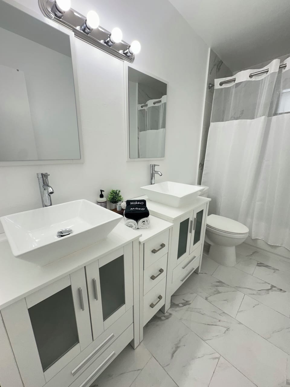 Main bathroom 