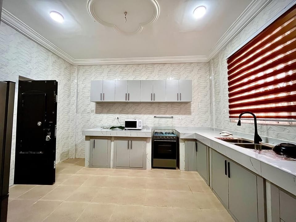 Basic Single Room, 1 Double Bed, Hill View | Private kitchen | Full-size fridge, microwave, stovetop, cookware/dishes/utensils