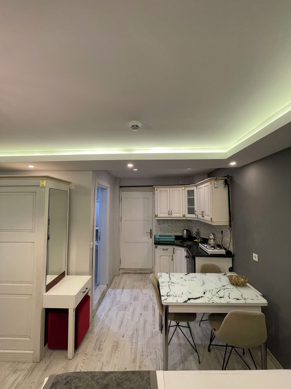 Royal Apartment | Living area | 80-inch LCD TV with satellite channels