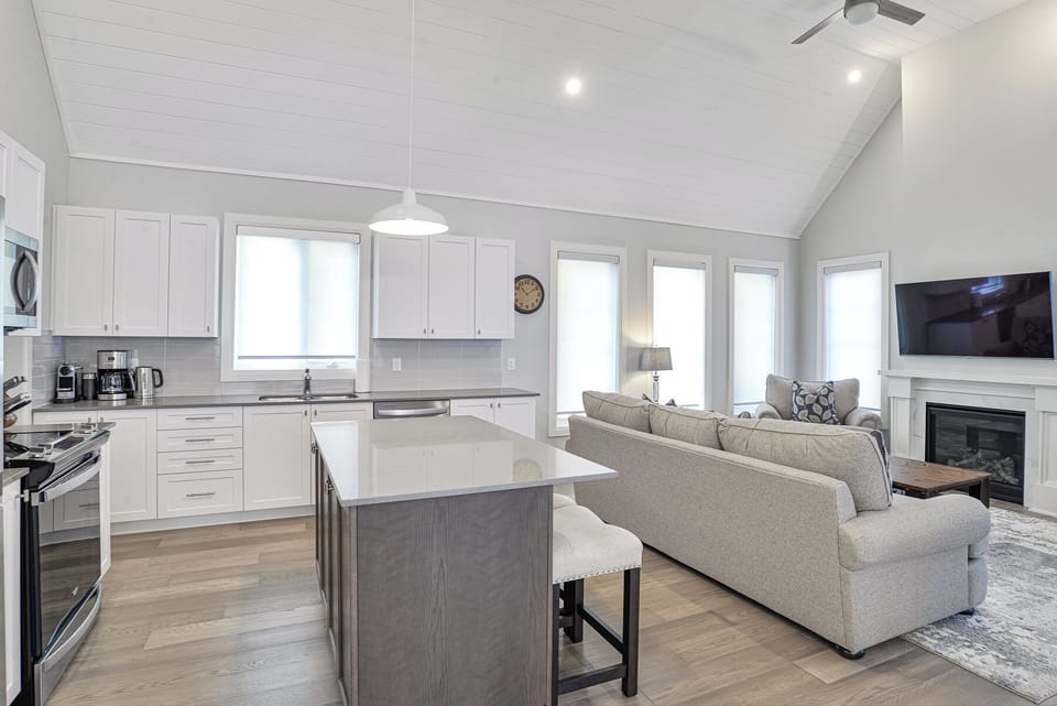 Woodmere Kitchen-Family Room