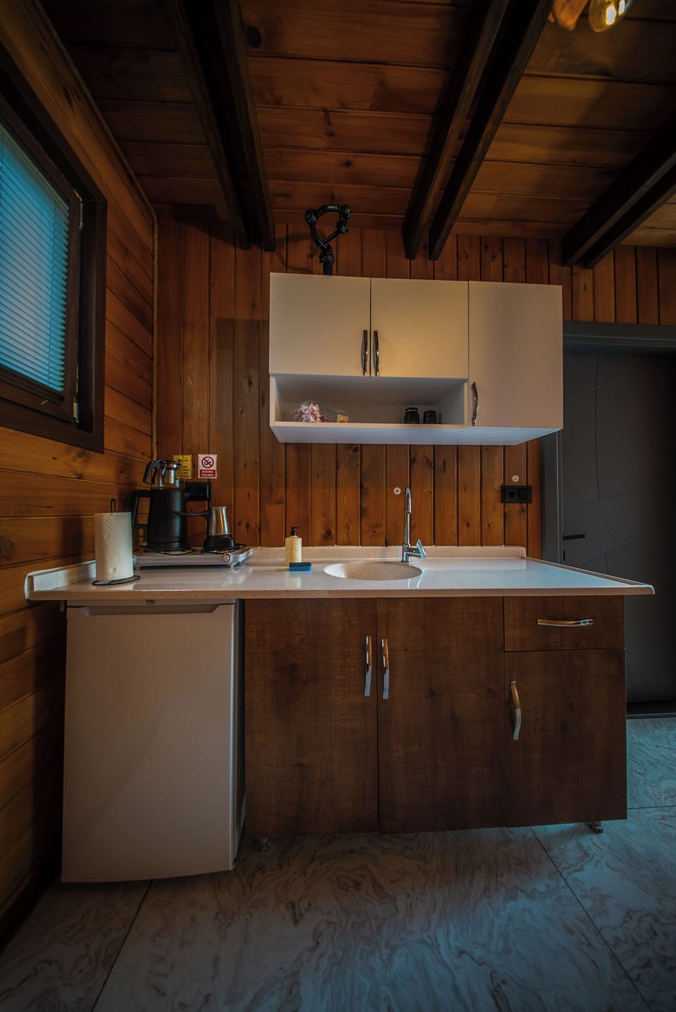 Coffee/tea maker, mini-fridge, dining table