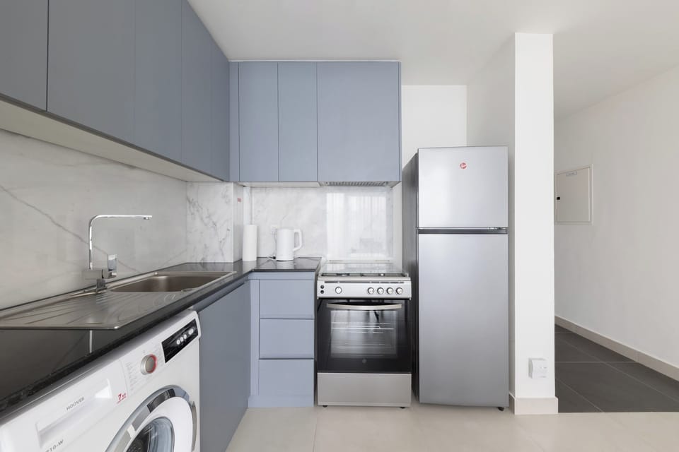 Comfort Apartment, Balcony, City View | Private kitchen | Fridge, microwave, oven, stovetop