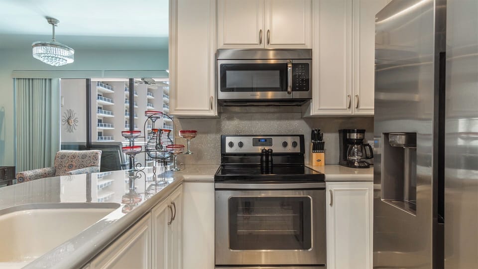 Full appliances, and all cookware available in the kitchen.
