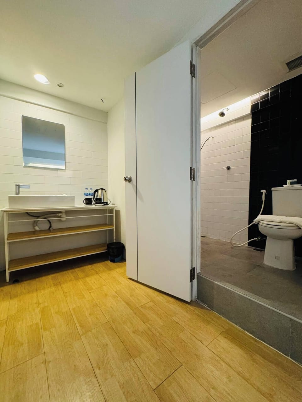 Standard Single Room | Bathroom | Shower, towels, soap, shampoo