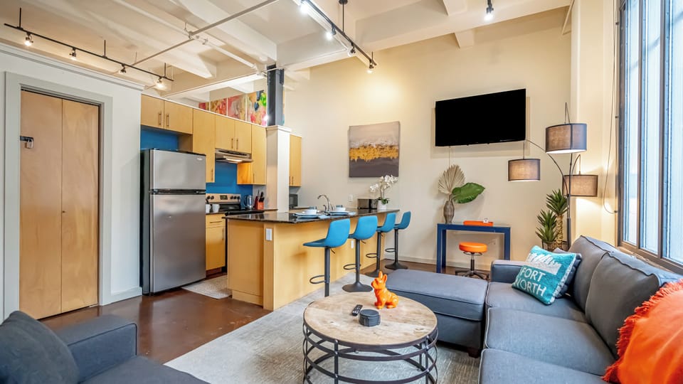 Relax in the spacious, beautifully designed living area, complete with cozy seating and chic decor, offering a perfect retreat after exploring Fort Worth’s lively downtown scene.