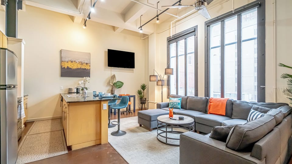 Relax in the spacious, beautifully designed living area, complete with cozy seating and chic decor, offering a perfect retreat after exploring Fort Worth’s lively downtown scene.
