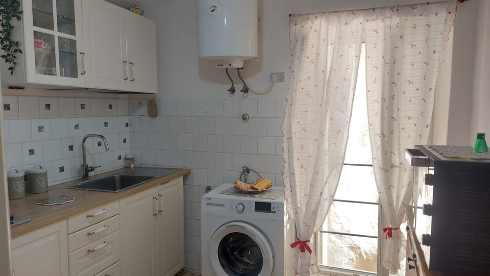 Economy Apartment | Private kitchen | Fridge, oven, stovetop, toaster