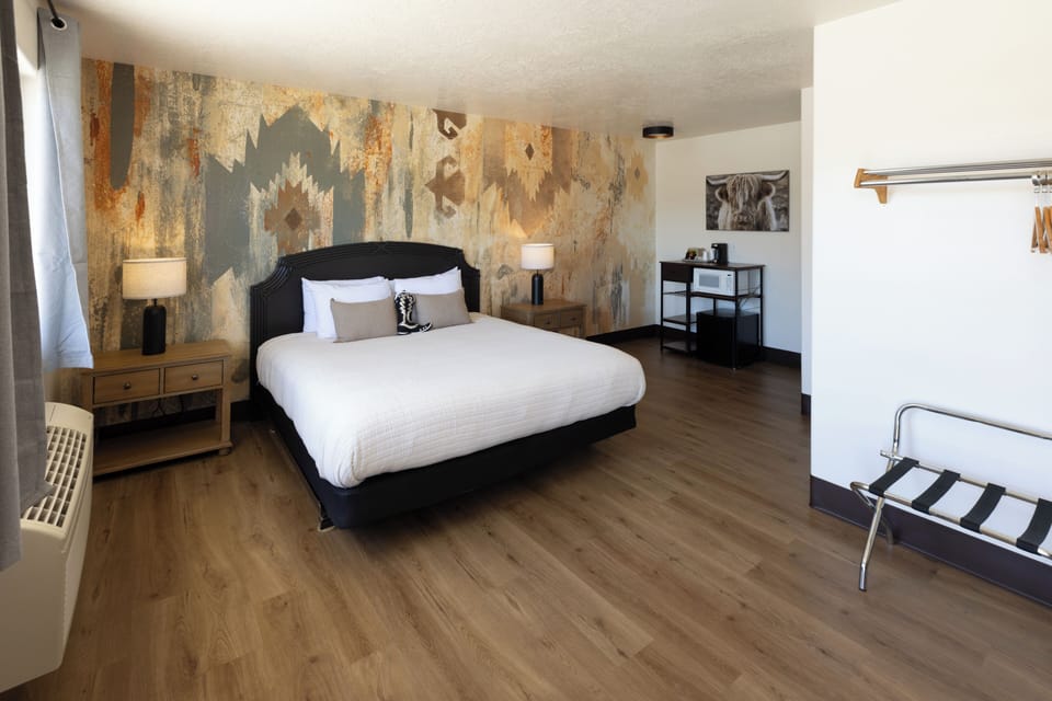 Signature Room, Mountain View | Individually decorated, free WiFi, bed sheets