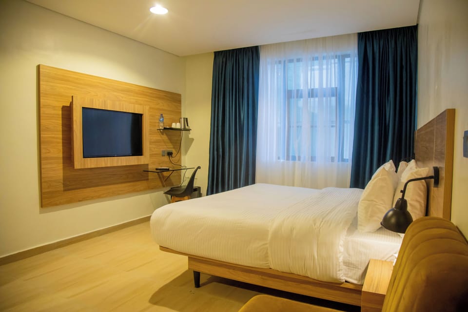 Executive Room, 1 King Bed | Premium bedding, minibar, in-room safe, desk