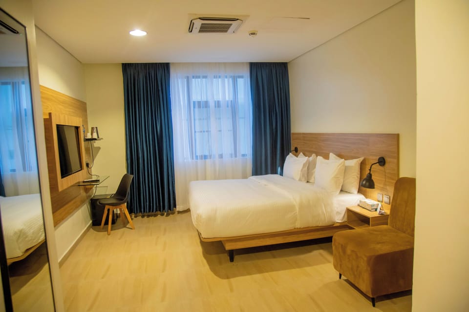 Executive Room, 1 King Bed | Premium bedding, minibar, in-room safe, desk