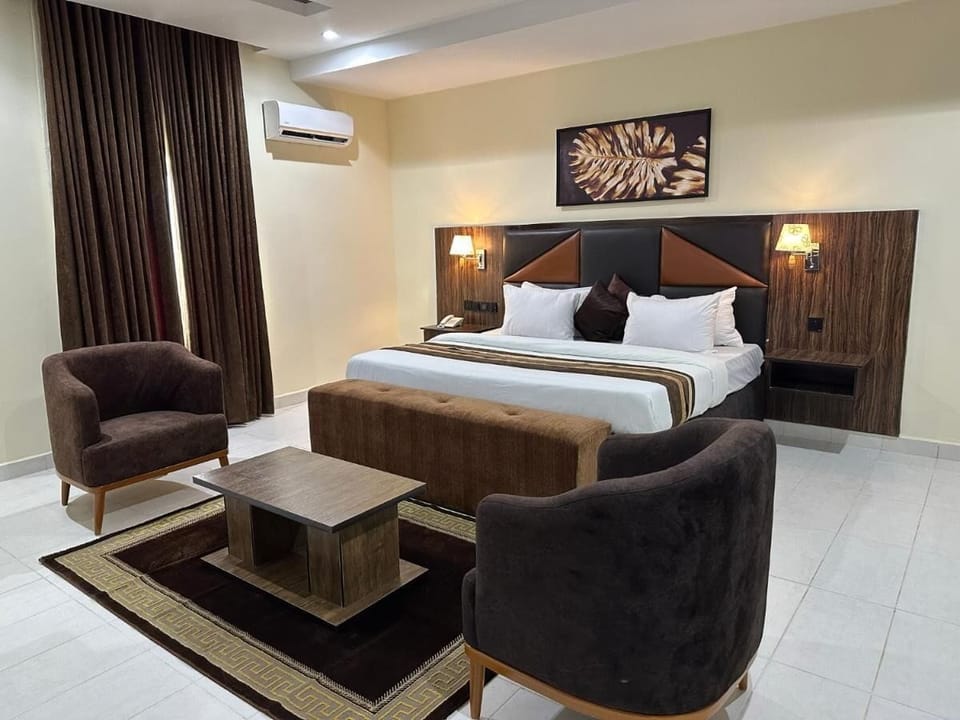 Royal Room, Balcony, City View | Desk, laptop workspace, free WiFi