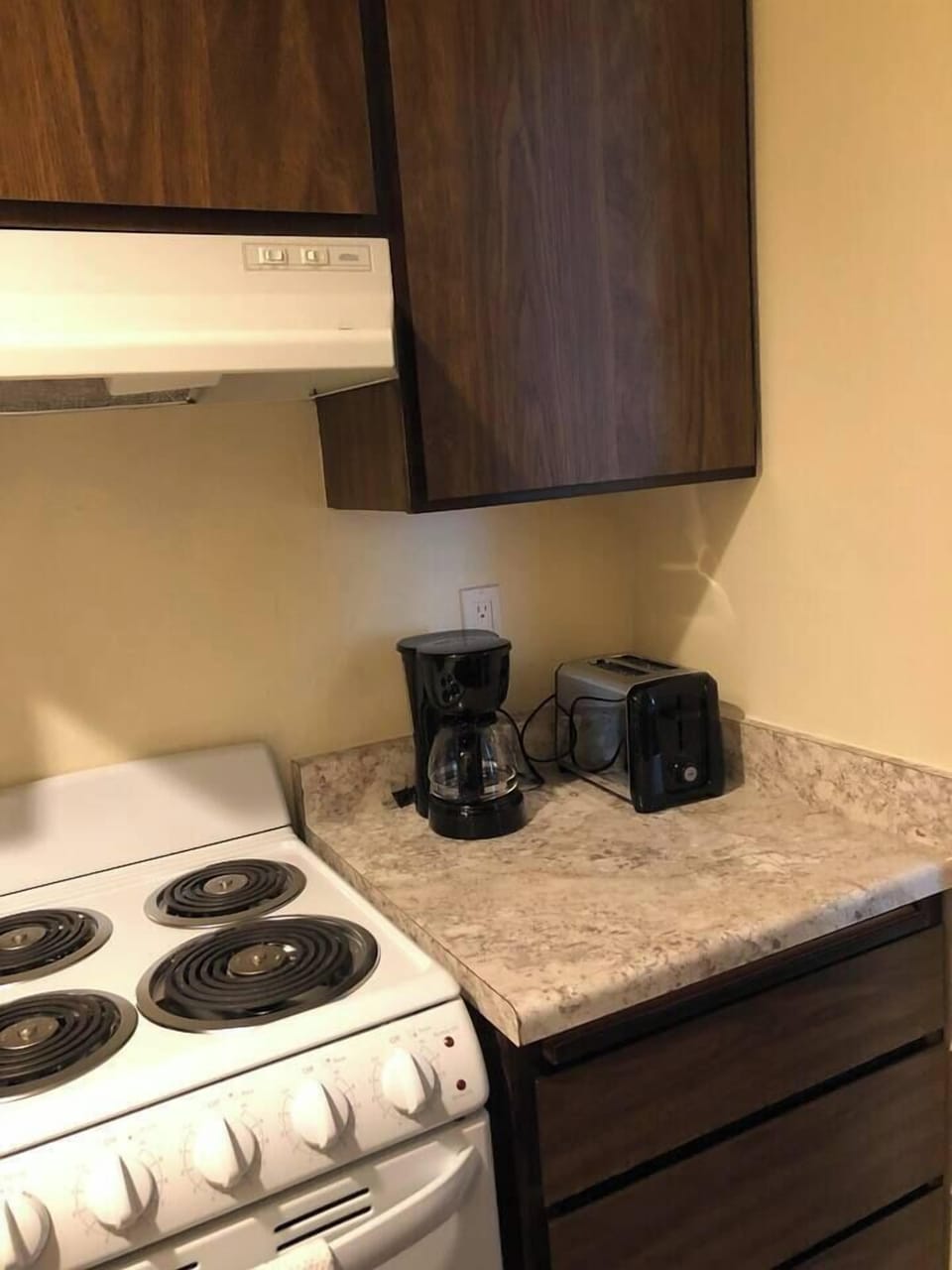 Toaster and coffee pot. Complementary coffee, tea and bars. Cooktop/oven, All utensils are provided