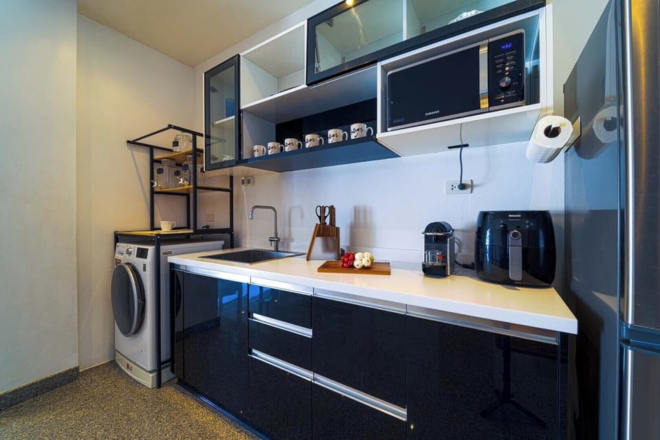 Executive Villa, Pool View | Private kitchen | Electric kettle, toaster