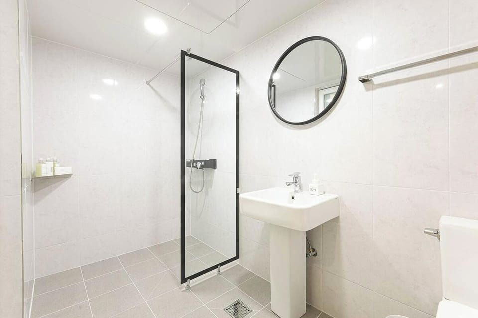 Deluxe Double Room, City View | Bathroom shower