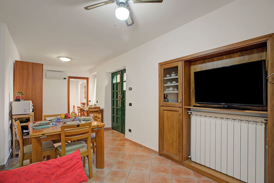 Family Apartment, 2 Bedrooms, Microwave (Queen Elena Home Centro Sanremo) | Dining