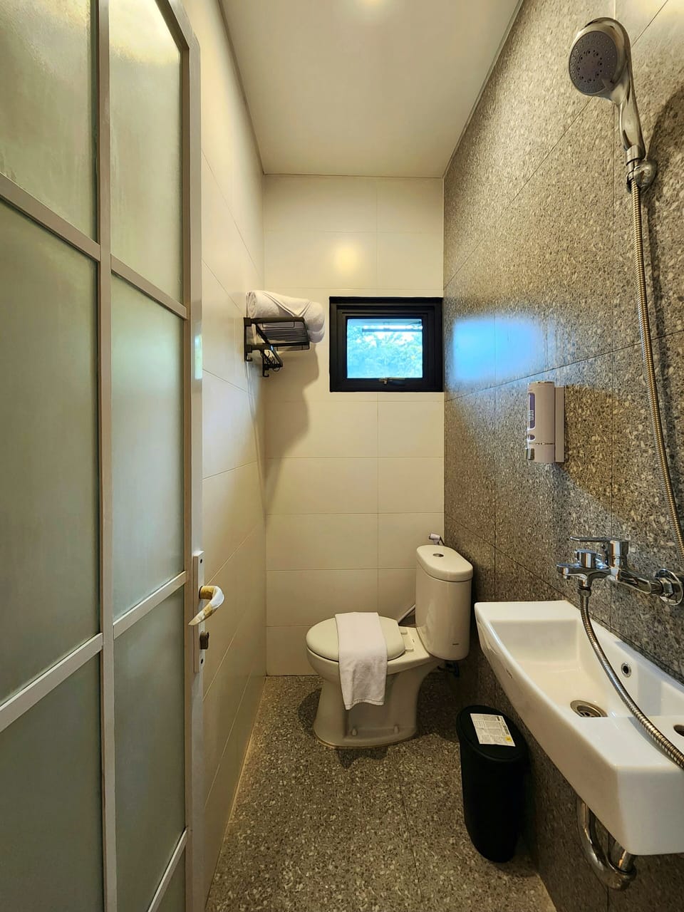 Executive Room | Bathroom | Shower, slippers, towels