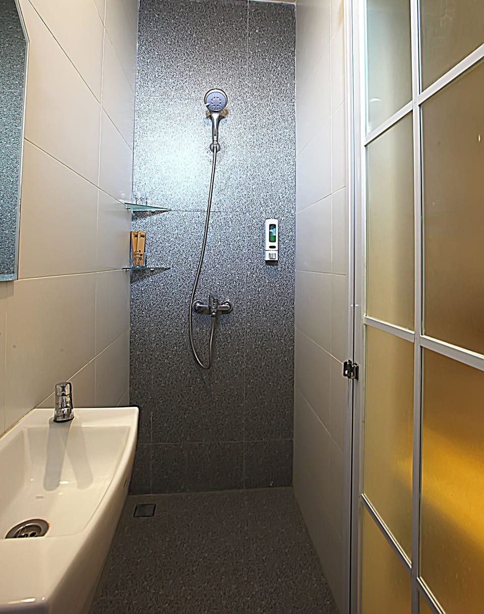 Superior Room | Bathroom | Shower, slippers, towels