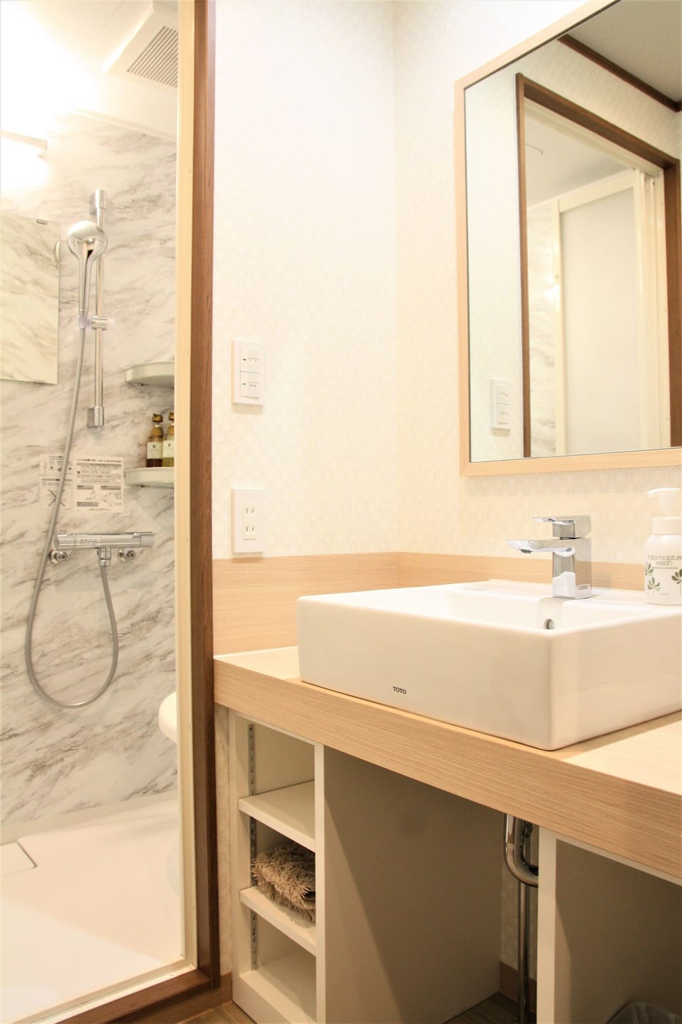 Run of House, Non Smoking | Bathroom | Hair dryer, slippers, towels