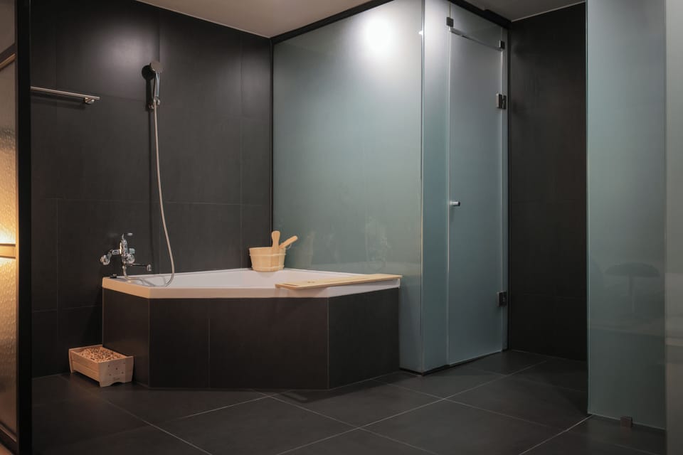 Studio Suite (Randomly assigned) | Bathroom | Shower, hair dryer, bathrobes, bidet
