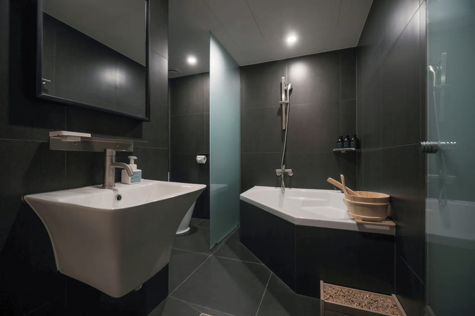 Studio Suite (Randomly assigned) | Bathroom | Shower, hair dryer, bathrobes, bidet