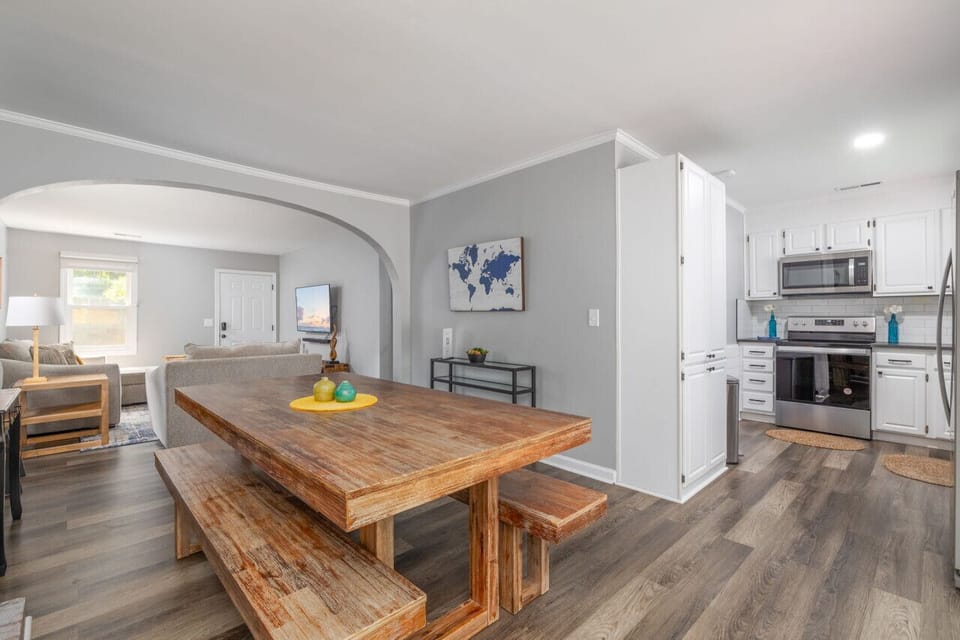Dining room with bench seating for 6