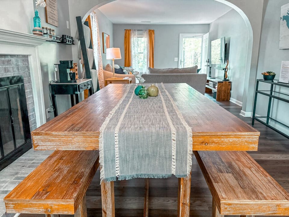 Dining room with bench seating for 6
