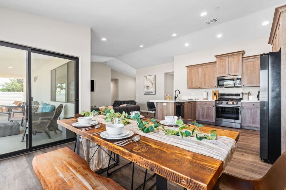 Open-plan kitchen and dining space, perfect for everything from morning coffee to candlelit dinners.