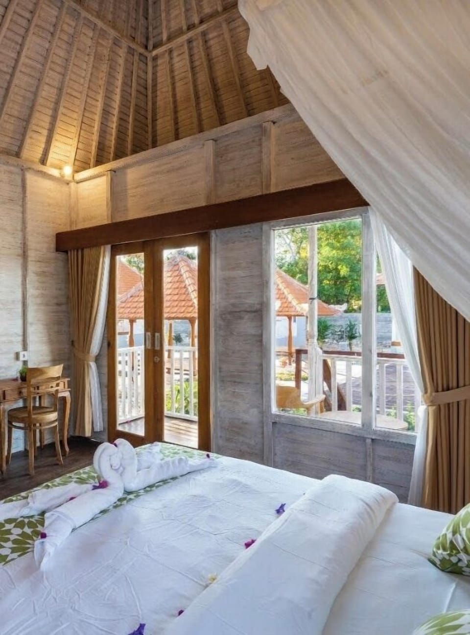 Standard Double Room, Balcony | Desk