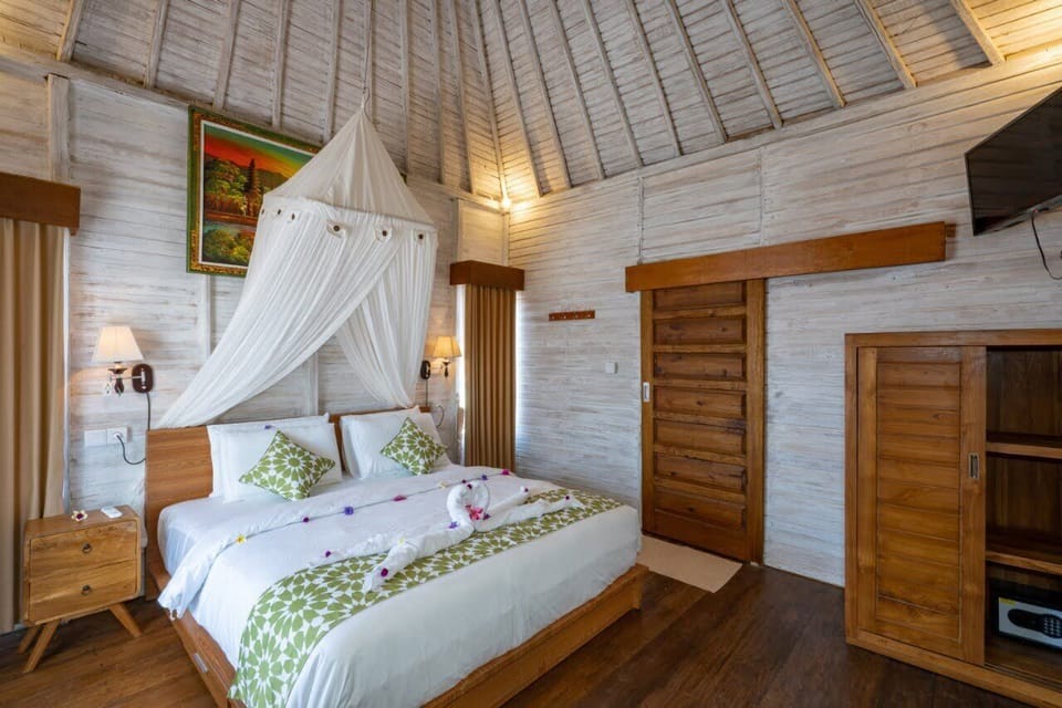 Standard Double Room, Balcony | Desk