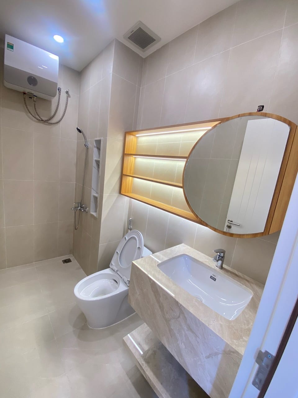 Family Quadruple Room | Bathroom | Shower, free toiletries, hair dryer, slippers