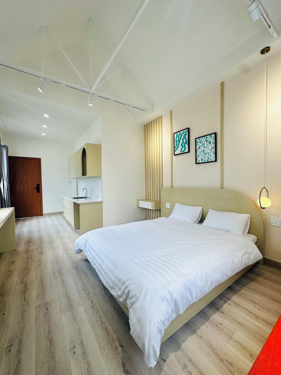Deluxe Studio Suite | Desk, laptop workspace, blackout drapes, iron/ironing board