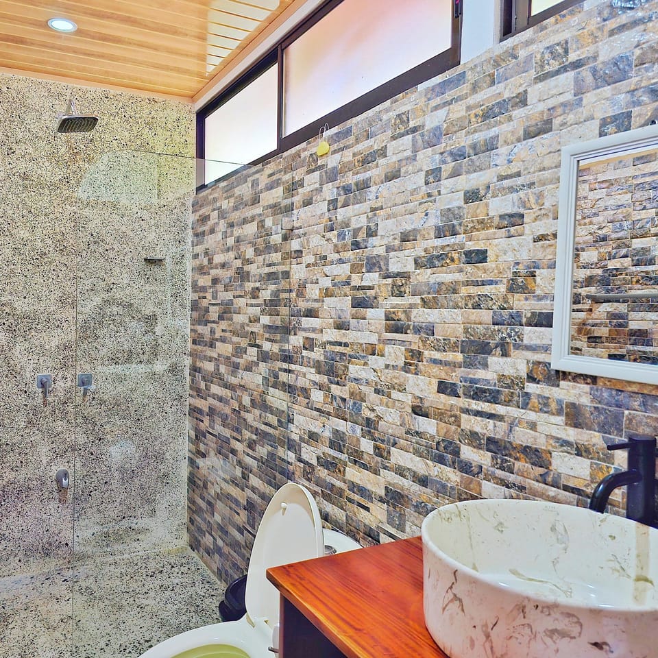 Villa El Rey | Bathroom | Free toiletries, towels, soap, shampoo