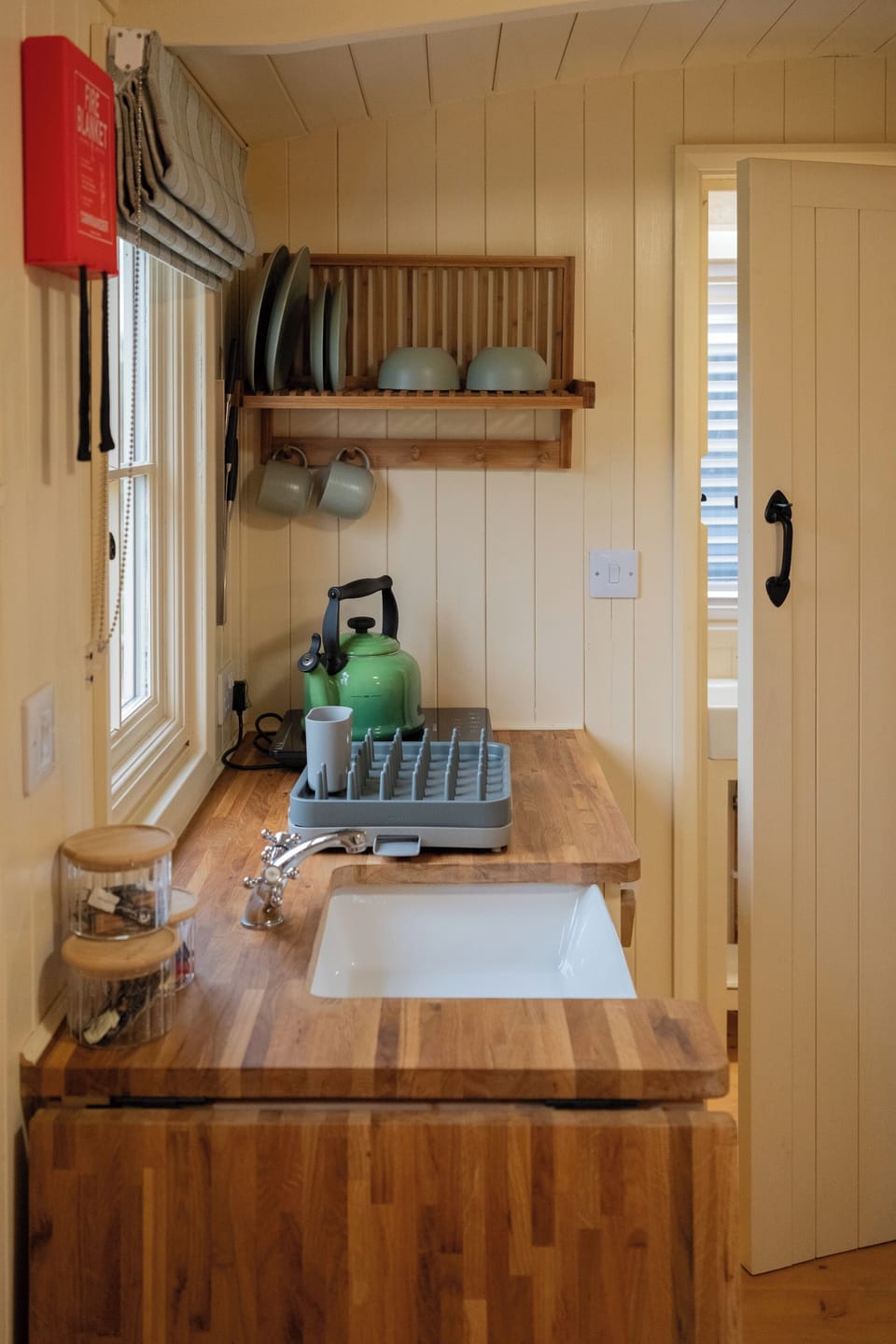 Cabin | Private kitchen | Fridge, oven, stovetop, electric kettle