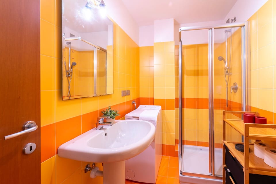 Basic Apartment | Bathroom | Shower, free toiletries, hair dryer, bidet