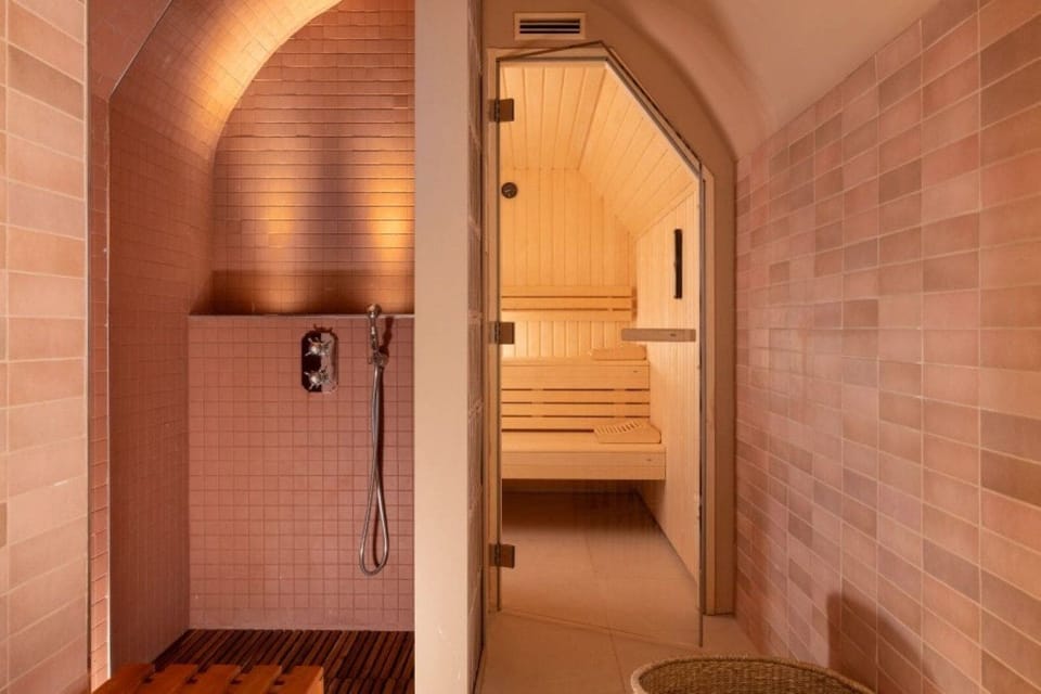 Sauna, hot tub
