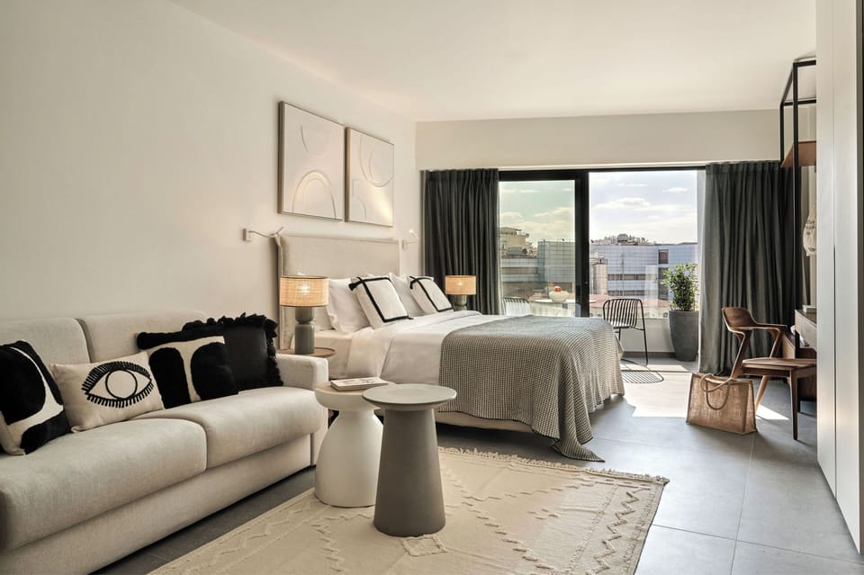 Deluxe King Room with Balcony | Hypo-allergenic bedding, minibar, in-room safe, desk