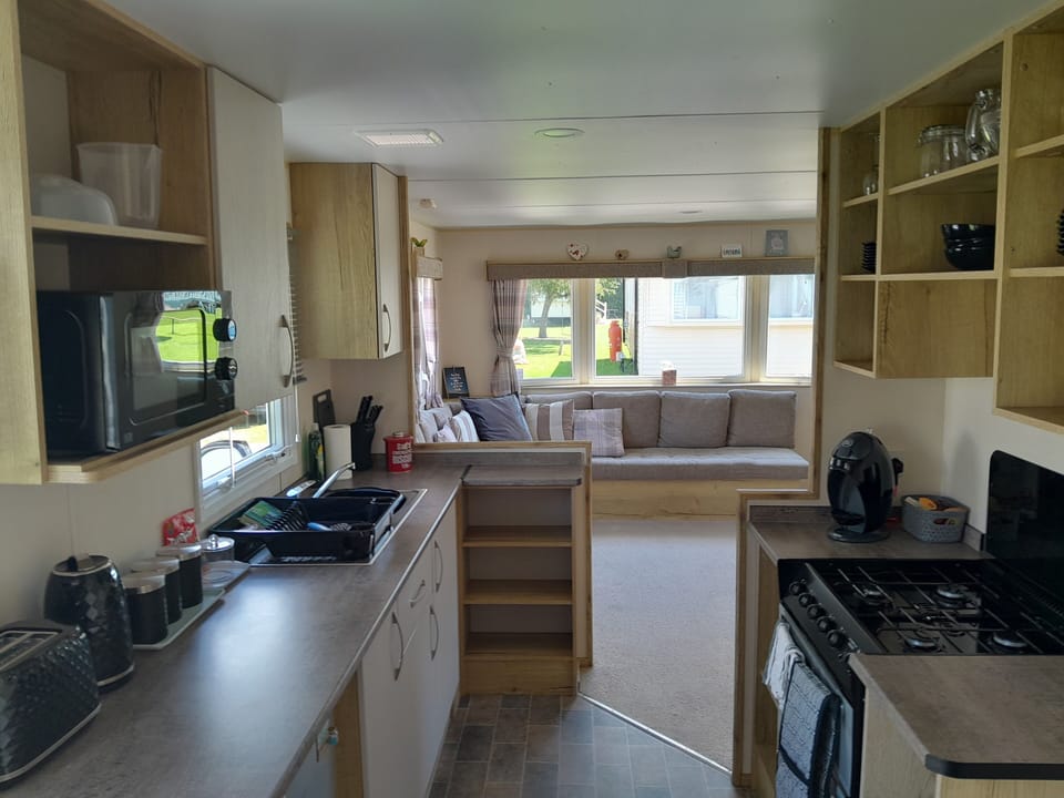 Cabin | Private kitchen | Fridge, microwave, oven, stovetop