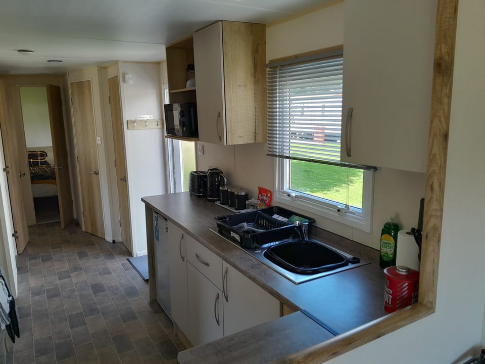 Cabin | Private kitchen | Fridge, microwave, oven, stovetop