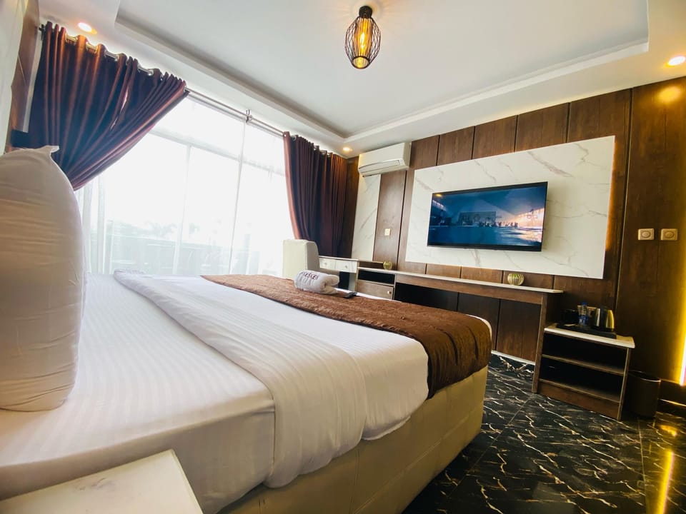 Royal Room | Desk, soundproofing, free WiFi, bed sheets