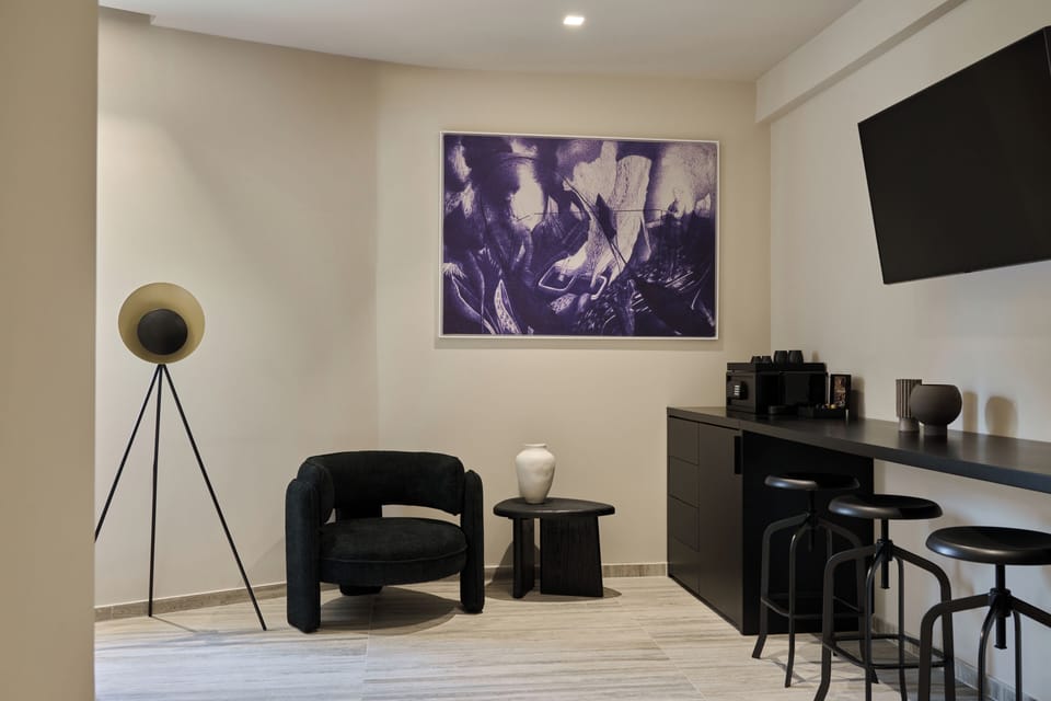 Comfort Studio | In-room safe, laptop workspace, iron/ironing board, cribs (free)