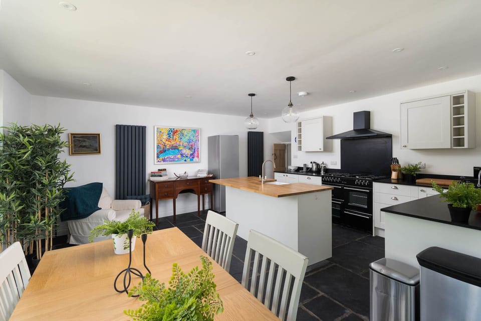 House | Private kitchen | Fridge, microwave, oven, stovetop