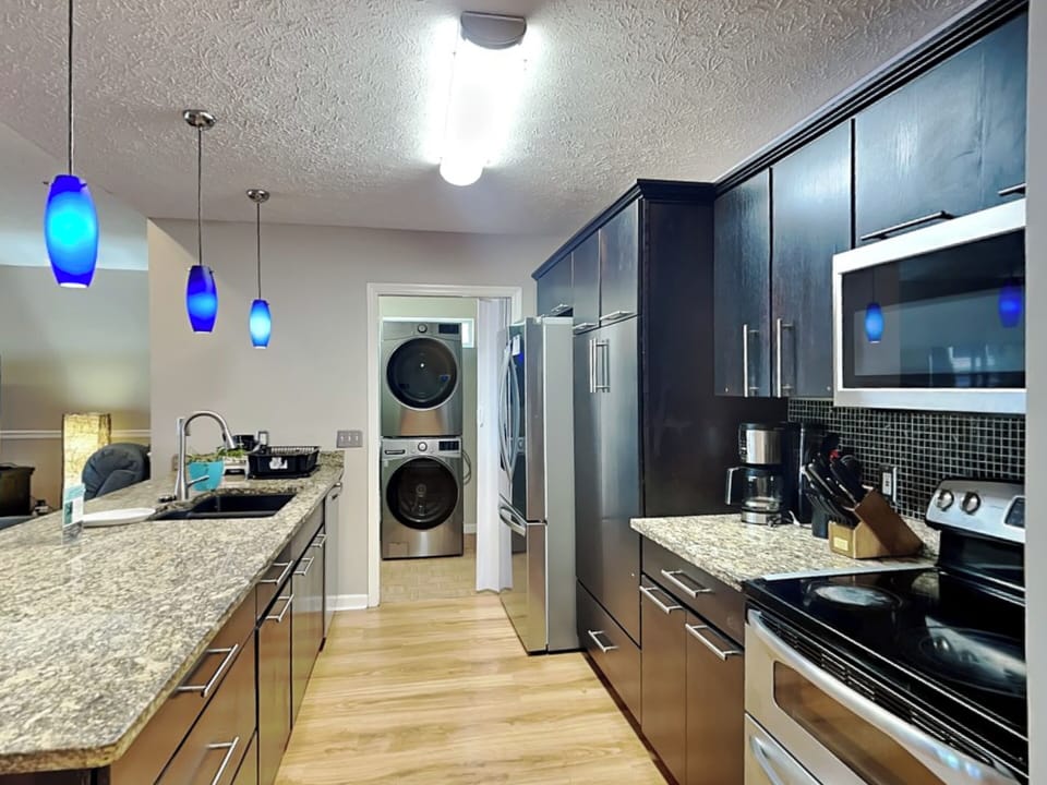 House, Multiple Beds, Patio, Garden View (Gulf Six) | Private kitchen | Fridge, microwave, oven, stovetop