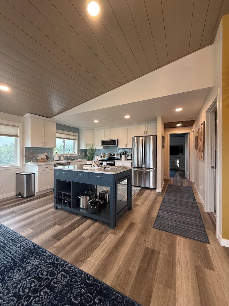 Gourmet open kitchen and dining for 6.