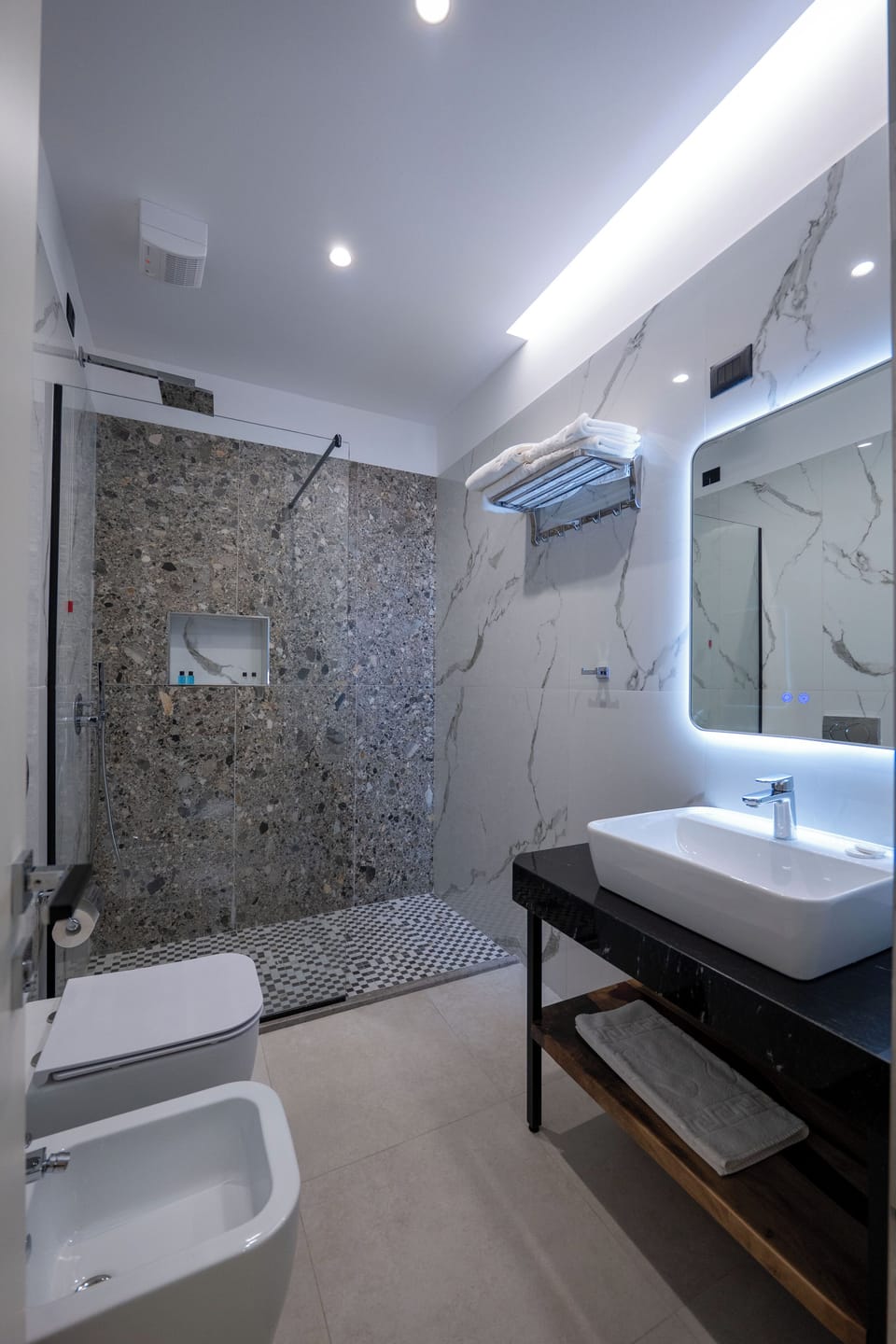 Deluxe Double Room | Bathroom | Bathrobes, slippers, bidet