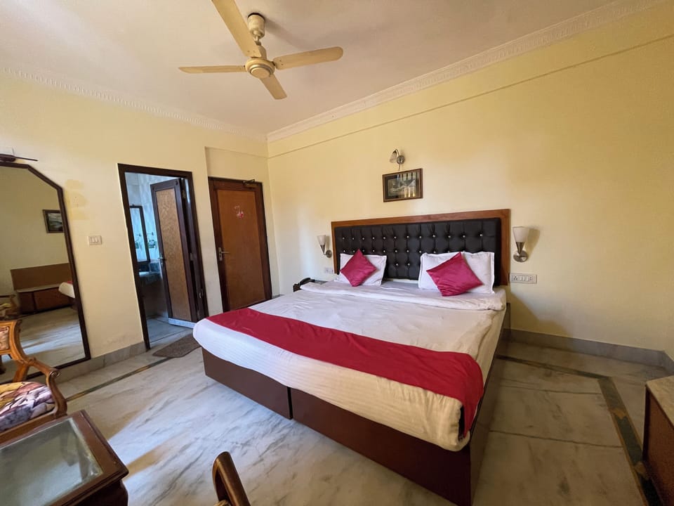 Premium bedding, memory foam beds, desk, soundproofing
