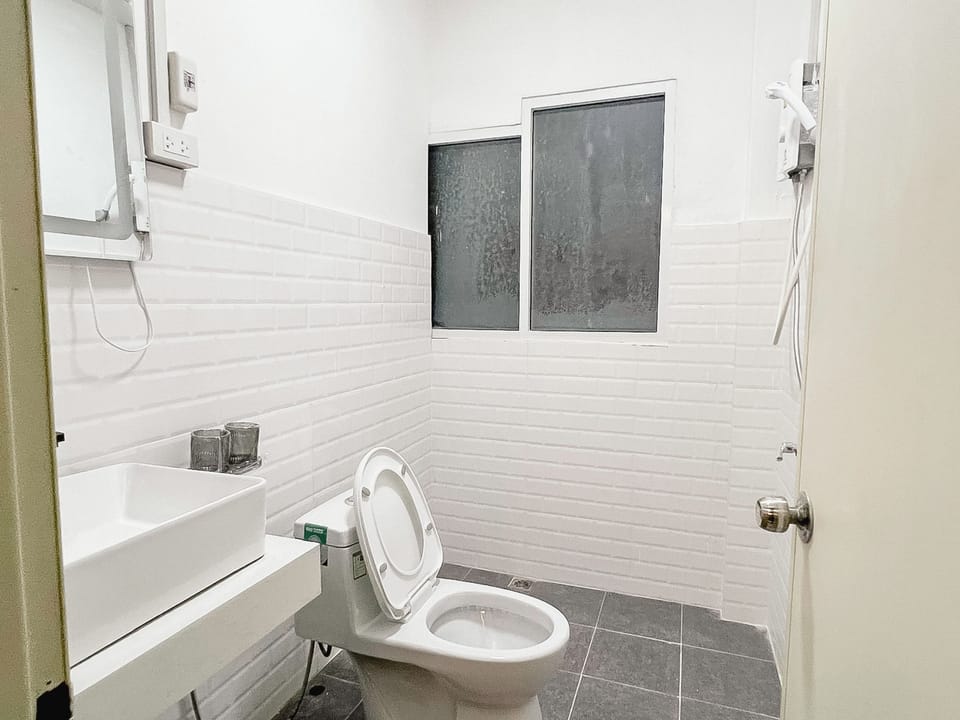 Superior Twin Room | Bathroom | Shower, hydromassage showerhead, hair dryer, bathrobes